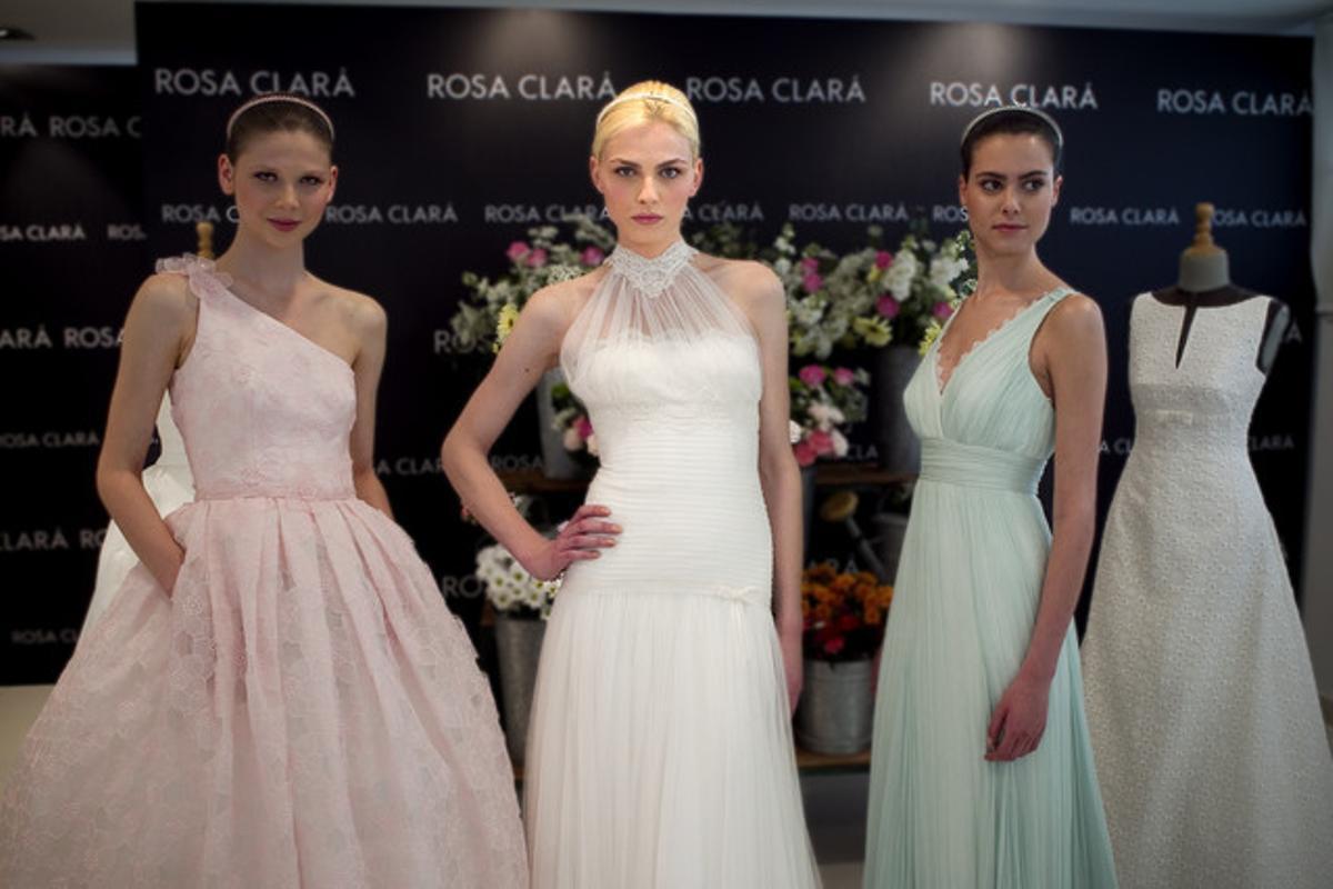 El modelo Andrej Pejic durante la presentación de la colección de vestidos de novia de Rosa Clarà.