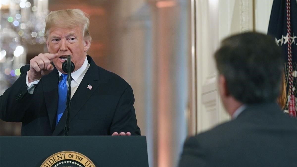 Donald Trump señala al periodista de la CNN Jim Acosta Donald Trump señala al periodista de la CNN Jim Acosta