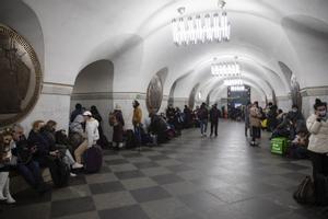 Ciudadanos ucranianos se refugian en una estación de metro de Kiev para pasar la noche.