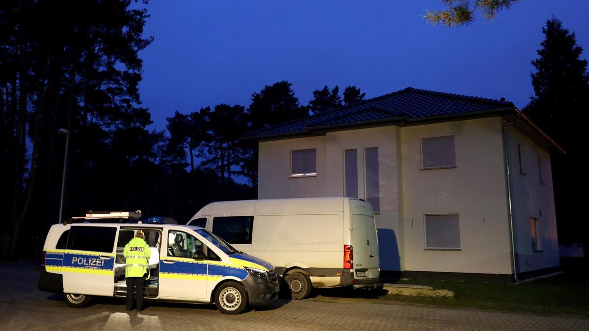 Agentes de la policía frente al domicilio donde se han encontrado los cuerpos son vida de dos adultos y tres niños.