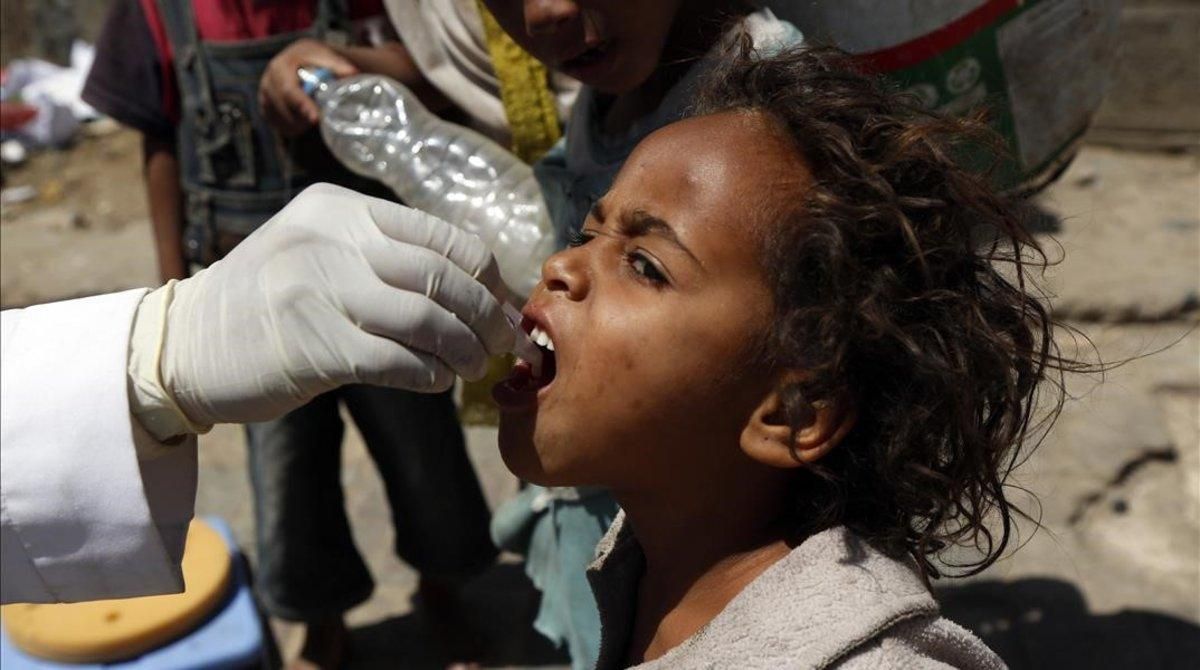 Una niña yemení recibe una vacuna contra el cólera. Una niña yemení recibe una vacuna contra el cólera.