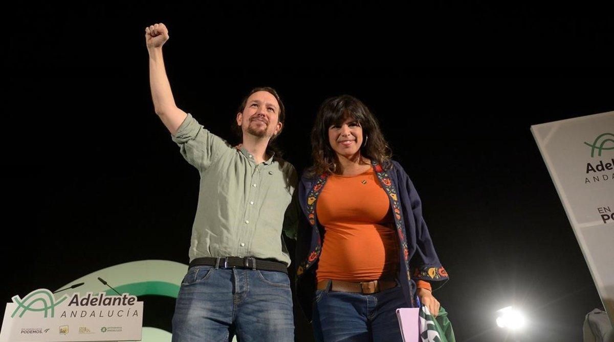 Pablo Iglesia y Teresa Rodríguez sobre el escenario de un mitin en Sevilla. Pablo Iglesia y Teresa Rodríguez sobre el escenario de un mitin en Sevilla.