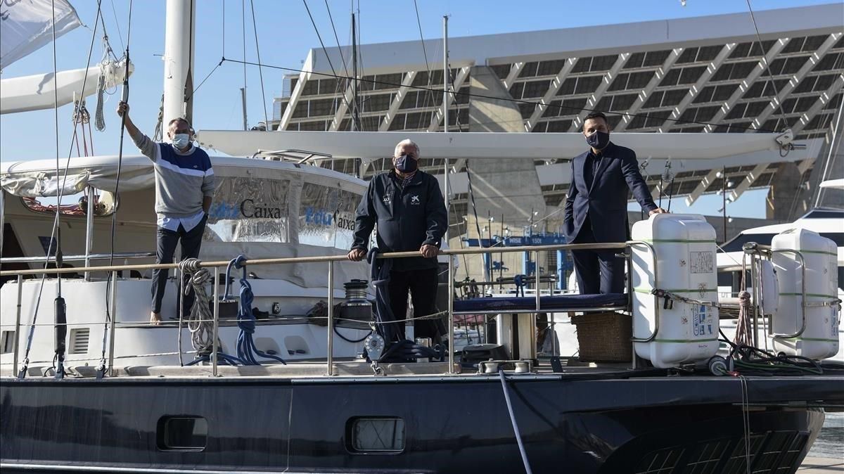 El velero ’Íbero III’, en el puerto del Fórum, donde explica la vuelta al mundo de Magallanes y Elcano a los estudiantes. El velero ’Íbero III’, en el puerto del Fórum, donde explica la vuelta al mundo de Magallanes y Elcano a los estudiantes.