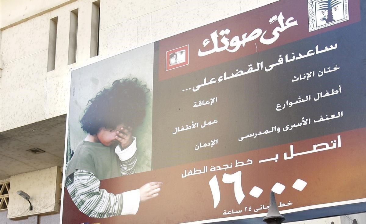 Una valla publicitaria alienta a las familias a que dejen de mutilar los genitales de sus hijas, en el exterior de la estación de trenes de la ciudad egipcia de Minya. Una valla publicitaria alienta a las familias a que dejen de mutilar los genitales de sus hijas, en el exterior de la estación de trenes de la ciudad egipcia de Minya.