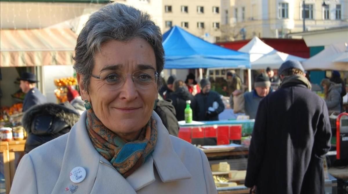 La vicepresidenta del Parlamento Europeo Ulrike Lunacek hace campaña para Los Verdes en el mercado de Karmelitermarkt (Viena). La vicepresidenta del Parlamento Europeo Ulrike Lunacek hace campaña para Los Verdes en el mercado de Karmelitermarkt (Viena).