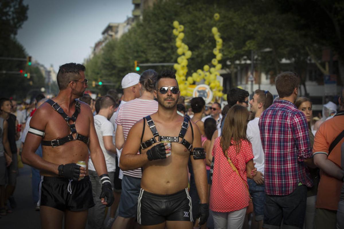 Dos participants vestits especialment per a la celebració del dia de l’orgull gai a Barcelona.