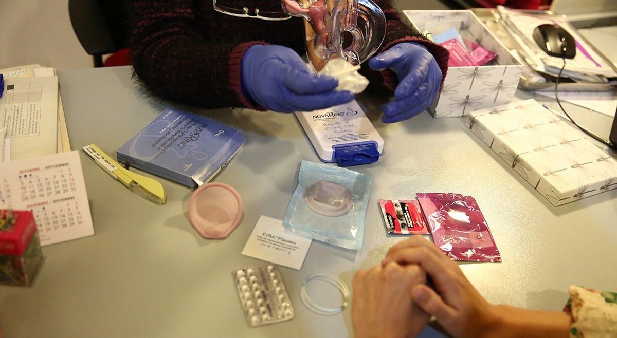 Una enfermera atiende a una adolescente en el Centre Jove d’Atenció a la Sexualitat (CJAS), en enero. Una enfermera atiende a una adolescente en el Centre Jove d’Atenció a la Sexualitat (CJAS), en enero.