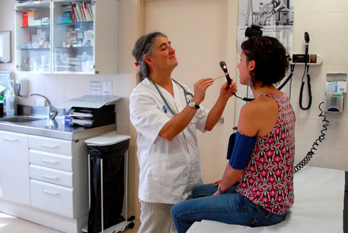 Una doctora realiza una revisión a una paciente en un centro de salud.