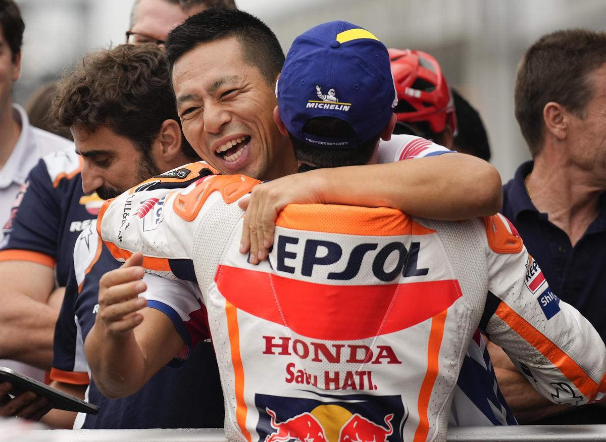 Marc Márquez (Honda) abraza a Takeo Yokoyama, jefe técnico de Honda MotoGP, tras lograr su primera ’pole’ de MotoGP en tres años.