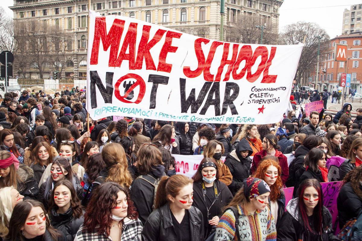 Estudiantes italianas durante una manifestación convocada con motivo del 8-M en Milán. Estudiantes italianas durante una manifestación convocada con motivo del 8-M en Milán.