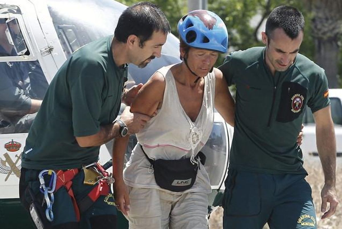 La turista holandesa anda por su propio pie junto a dos miembros de Rescate de la Guardia Civil. La turista holandesa anda por su propio pie junto a dos miembros de Rescate de la Guardia Civil.