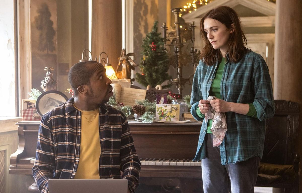 Kiell Smith-Bynoe (Mike) y Charlotte Ritchie (Alison) en el nuevo episodio navideño de ’Fantasmas’. Kiell Smith-Bynoe (Mike) y Charlotte Ritchie (Alison) en el nuevo episodio navideño de ’Fantasmas’.