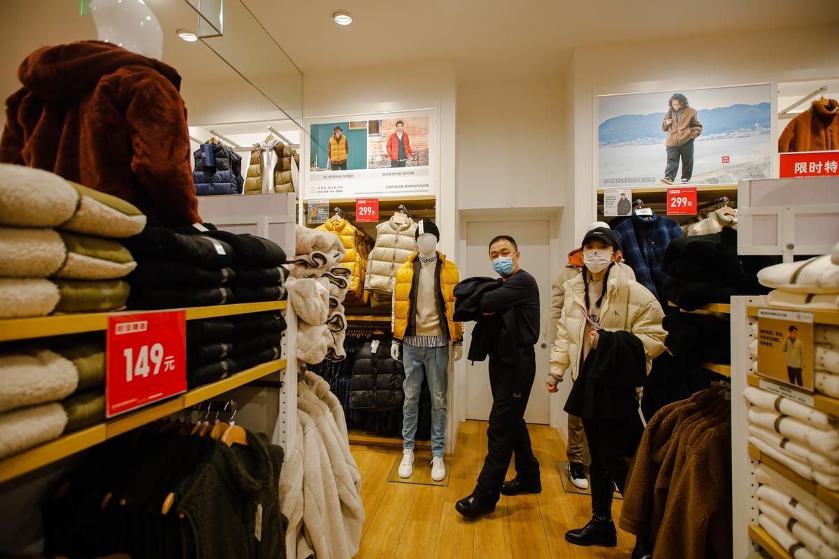 Dos personas de compras en un centro comercial en Pekín. 