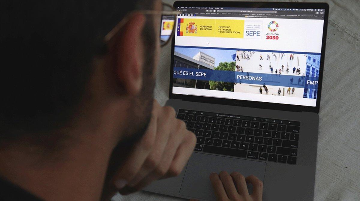 Un joven consulta la página web del SEPE, el 22 de mayo en Barcelona.