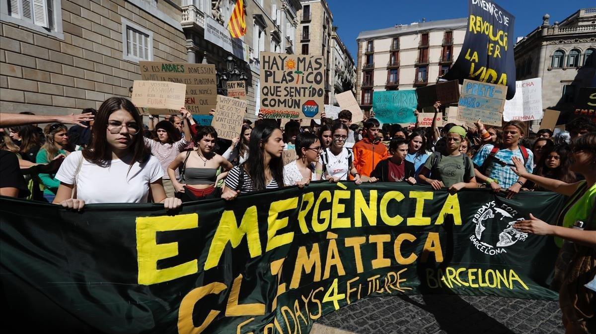 Manifestantes contra el cambio climático, en la plaza de Sant Jaume, en Barcelona. 