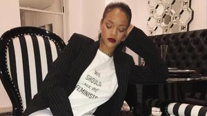 Rihanna posa en su cuenta de Instagram con la camiseta feminista de Dior.