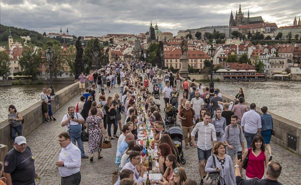 Banquet popular sense distanciament social al pont de Carles de Praga per girar full després del coronavirus