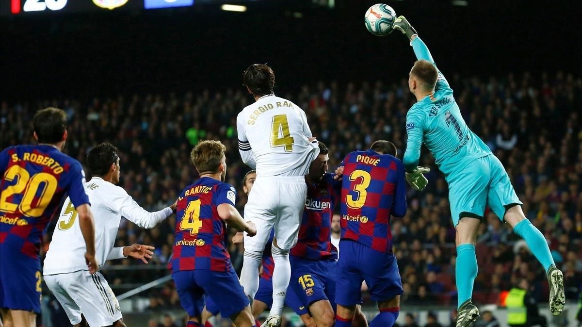 Ter Stegen despeja un balón en el clásico del miércoles. Ter Stegen despeja un balón en el clásico del miércoles.