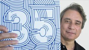 Santi Carrillo, director de ’Rockdelux’, fotografiado en la redacción de la revista esta semana con un ejemplar del especial de 35 años