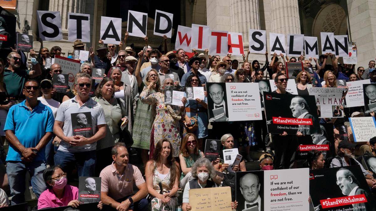 Acto en apoyo al escritor Salman Rushdie y por la libertad de expresión frente a la Biblioteca Pública de Nueva York