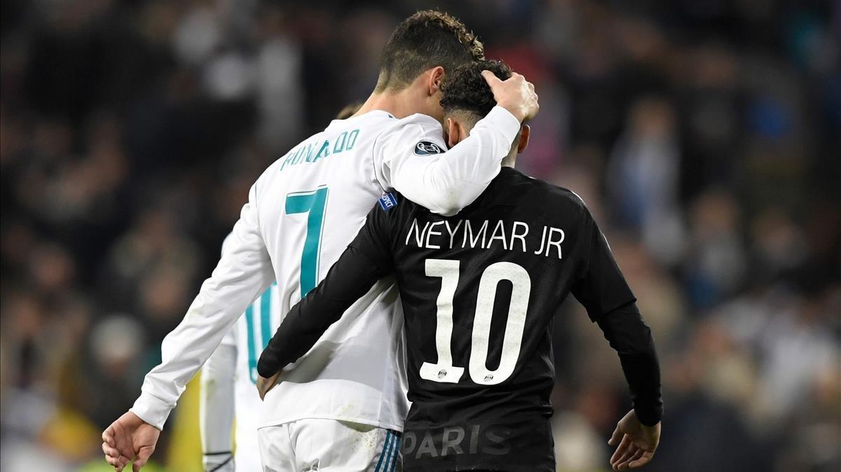 Cristiano Ronaldo y Neymar se abrazan tras el duelo de ida de octavos de la Champions.