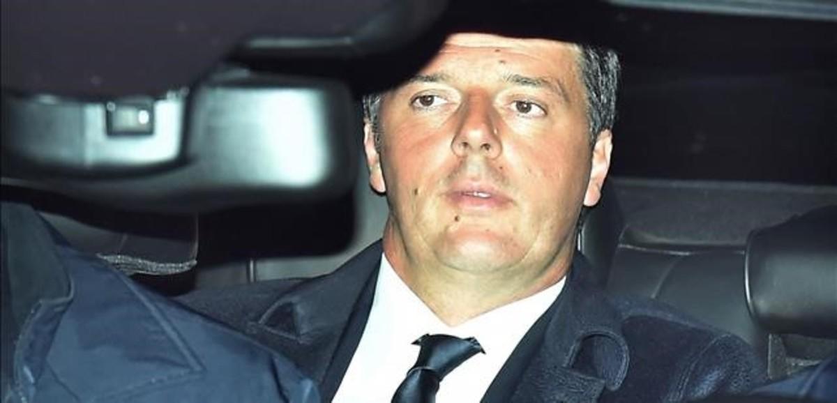 Matteo Renzi llega al palacio del Quirinale para presentar su dimisión.