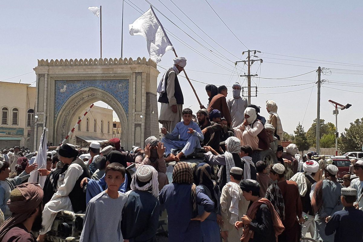 Talibanes en el centro de Kandahar tras la conquista de la ciudad. Talibanes en el centro de Kandahar tras la conquista de la ciudad.