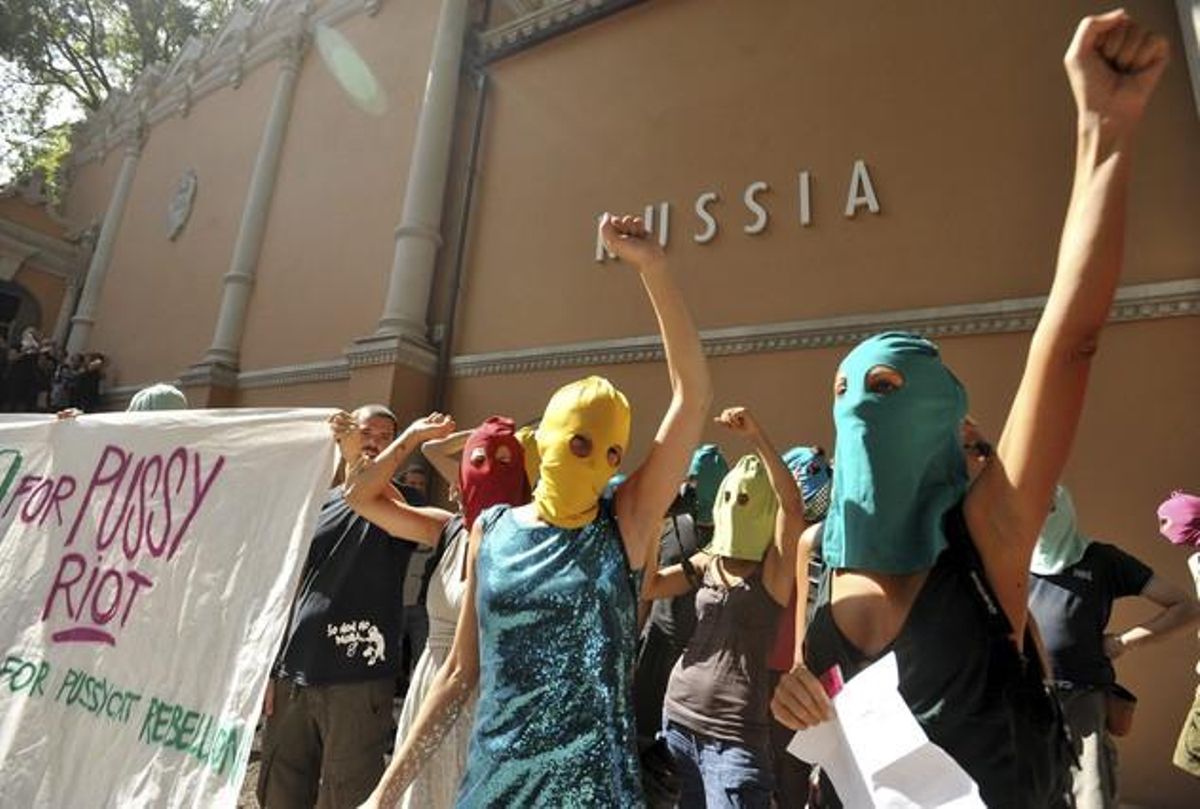 Protesta en apoyo al grupo de punk ruso Pussy Riot, frente al pabellón de Rusia de la Bienal de Arquitectura, en Venecia, este miércoles. Protesta en apoyo al grupo de punk ruso Pussy Riot, frente al pabellón de Rusia de la Bienal de Arquitectura, en Venecia, este miércoles.