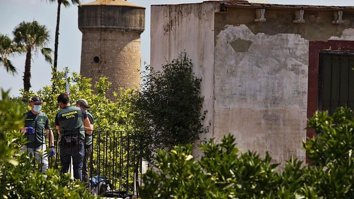 Agentes de la Guardia Civil llevan a cabo un minucioso rastreo en el pozo de la finca de Carcaixent. Agentes de la Guardia Civil llevan a cabo un minucioso rastreo en el pozo de la finca de Carcaixent.