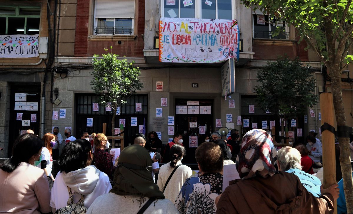 Familias y docentes se concentran contra el cierre de la Academia Cultura de L’Hospitalet. Familias y docentes se concentran contra el cierre de la Academia Cultura de L’Hospitalet.
