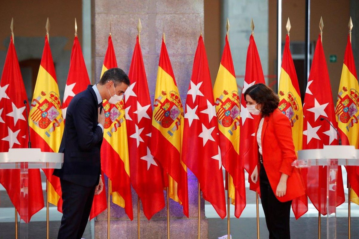 Pedro Sánchez y la presidenta madrileña, Isabel Díaz Ayuso, se saludan tras su comparecencia conjunta en la Real Casa de Correos de Madrid, sede del Ejecutivo autonómico, el pasado 21 de septiembre. Pedro Sánchez y la presidenta madrileña, Isabel Díaz Ayuso, se saludan tras su comparecencia conjunta en la Real Casa de Correos de Madrid, sede del Ejecutivo autonómico, el pasado 21 de septiembre.