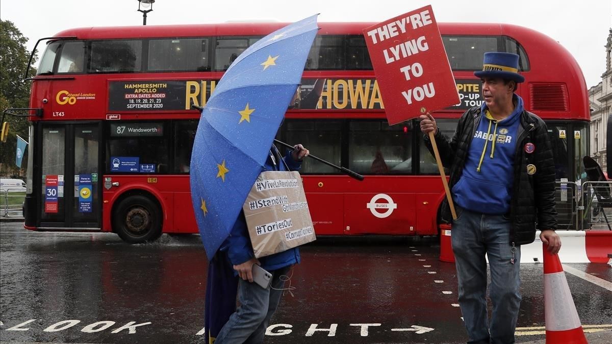 Dos personas contrarias al ’brexit’ se manifestasn ayer miércoles frente al Parlamento británico en Londres. Dos personas contrarias al ’brexit’ se manifestasn ayer miércoles frente al Parlamento británico en Londres.