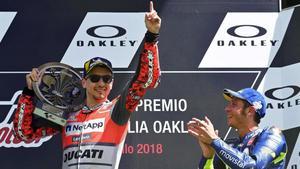 Valentino Rossi (Yamaha), a la derecha, aplaude a Jorge Lorenzo (Ducati), tras la victoria del mallorquín en Mugello-2018.