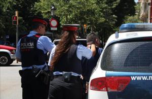 ARCHIVO / Dos agentes de los Mossos se llevan en coche a un carterista detenido en el metro por hurto.