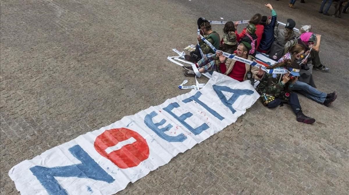 Manifestantes contra los tratados de comercio TTIP y CETA en Bruselas. Manifestantes contra los tratados de comercio TTIP y CETA en Bruselas.