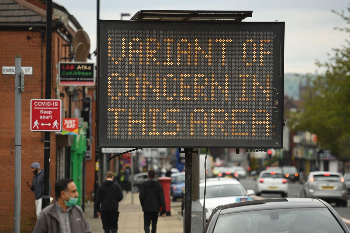Un cartel luminoso avisa a los vecinos de Bolton, en Reino Unido, que en la zona circula una nueva variante del coronavirus. Un cartel luminoso avisa a los vecinos de Bolton, en Reino Unido, que en la zona circula una nueva variante del coronavirus.