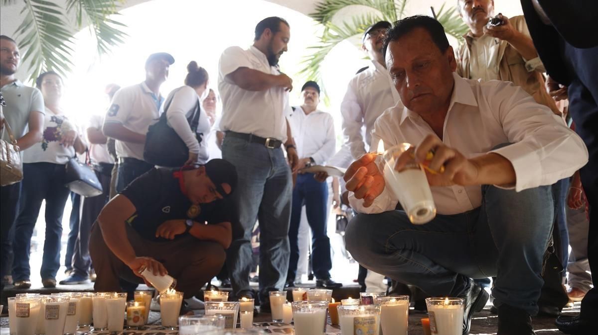 Un grupo de policías acompanados de familiares y colectivos ciudadanos protestan el pasado miércoles en la ciudad de Guadalajara, ante el asesinato de al menos seis de sus colegas por el crimen organizado en el estado de Jalisco. Un grupo de policías acompanados de familiares y colectivos ciudadanos protestan el pasado miércoles en la ciudad de Guadalajara, ante el asesinato de al menos seis de sus colegas por el crimen organizado en el estado de Jalisco.