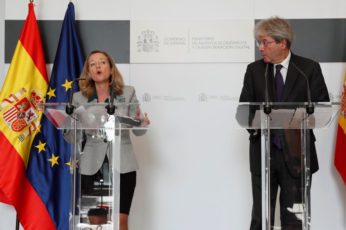 La vicepresidenta Nadia Calviño, en rueda de prensa junto con el comisario europeo Paolo Gentiloni. La vicepresidenta Nadia Calviño, en rueda de prensa junto con el comisario europeo Paolo Gentiloni.