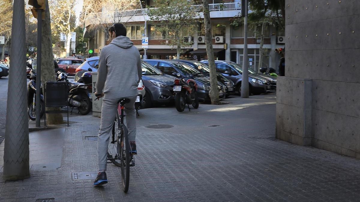Un ciclista, en una de las aceras del Eixample que ya no podrá usar a partir del 1 de enero. 