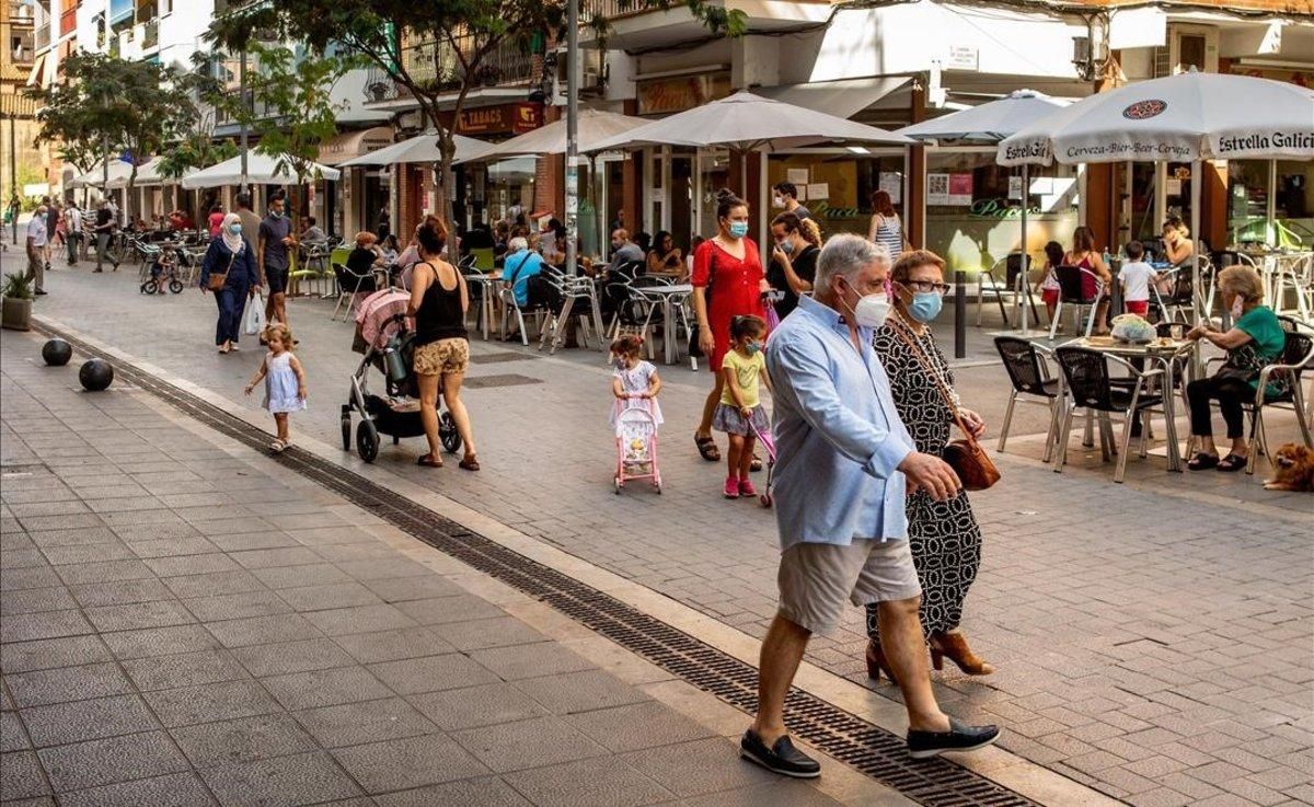Una calle del centro de Castelldefels, el jueves 30 de julio. Una calle del centro de Castelldefels, el jueves 30 de julio.