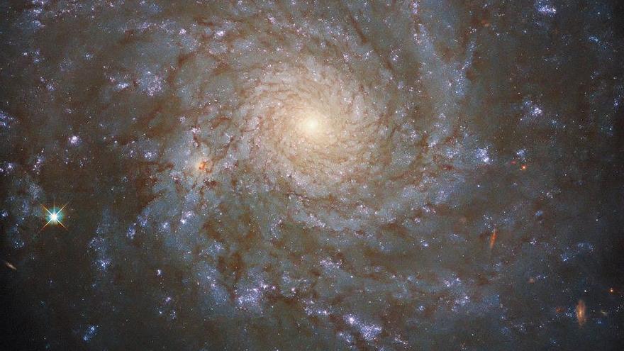 The Hubble Space Telescope spies a cosmic spiral 60 million light-years ...