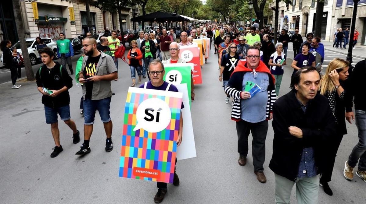 Carteles humanos con propaganda en favor del sí al referéndum en el centro de Barcelona.