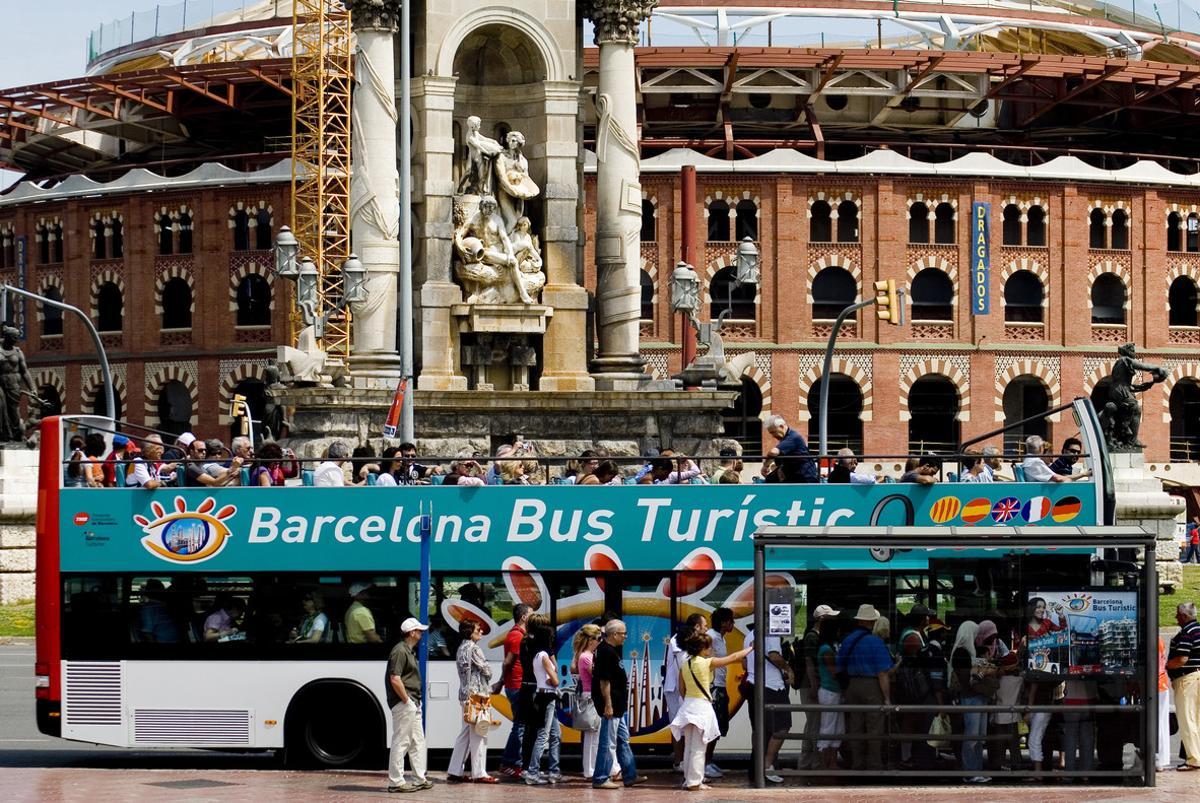Imagen de un grupo de turistas subiendo al Bus Turístic de Barcelona.