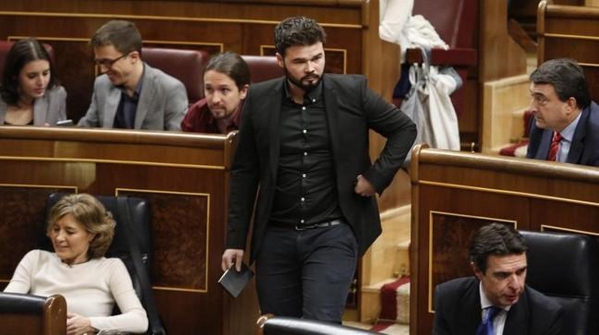 Gabriel Rufián se dirige a la tribuna del Congreso durante la segunda vuelta del debate de investidura de Pedro Sánchez. Gabriel Rufián se dirige a la tribuna del Congreso durante la segunda vuelta del debate de investidura de Pedro Sánchez.