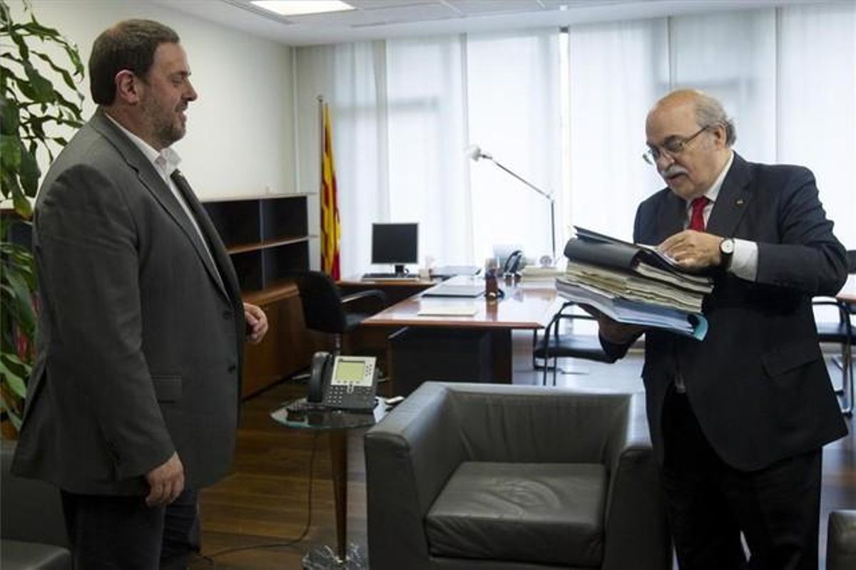 Mas-Colell, derecha, traspasa papeles a Junqueras. Mas-Colell, derecha, traspasa papeles a Junqueras.