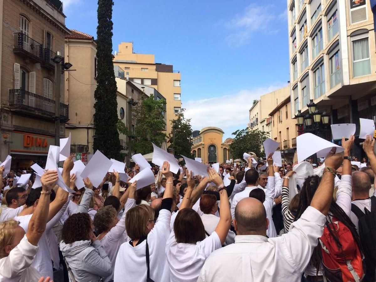 Los concentrados en la manifestación a favor del diálogo en Terrassa alzan sus brazos con papeles en blanco. Los concentrados en la manifestación a favor del diálogo en Terrassa alzan sus brazos con papeles en blanco.