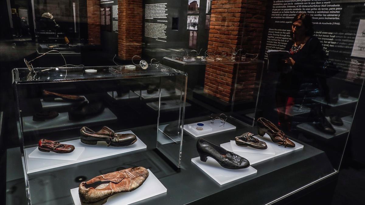 Gafas y zapatos de víctimas en la exposición sobre ’Auschwitz’, en Madrid. 