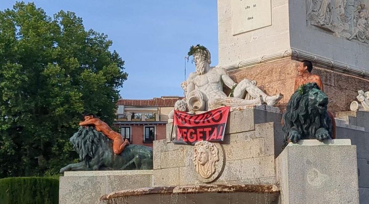 Dos activistas climáticas se bañan desnudas en una fuente del Palacio Real imagen