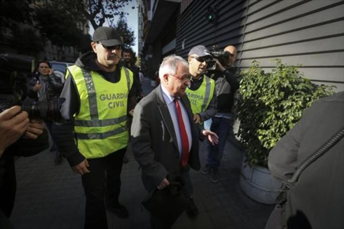 El tresorer de CDC, Andreu Viloca , escortat per la Guàrdia Civil.