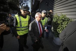 El tesorero de CDC, Andreu Viloca , escoltado por la Guardia Civil.